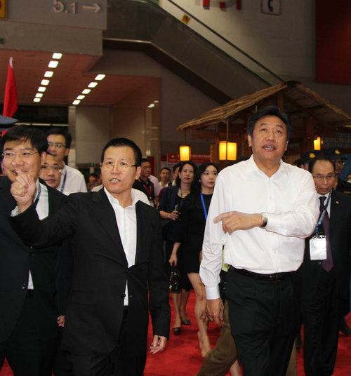 图为中国酒店用品协会会长,信基集团董事长张汉泉(左)与广东省副省长