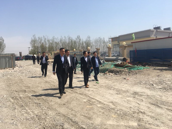 汉沽管理区党工委书记许焕庆(左三)带领中国酒店用品协会会长,信基