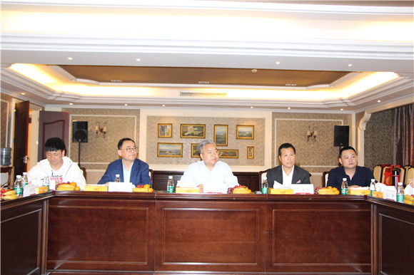 图为学习现场.左起为东呈集团董事长程新华，碧桂园集团执行董事、副总裁宋军, 正和岛私董功场创始人兰刚老师、集团董事长张汉泉及澳宝集团董事总经理钟利民.jpg